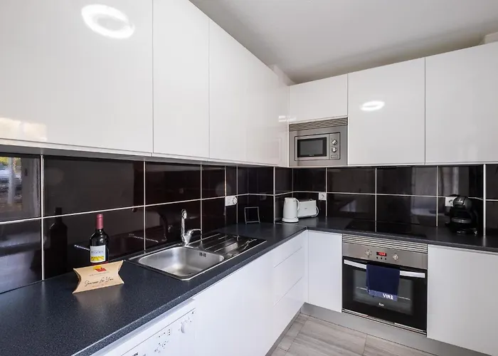 #002 Cozy Flat In Albufeira Central Stay