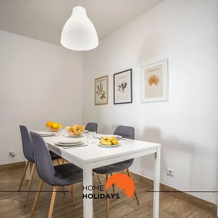 #002 Donalds Flat By Holidays Apartment